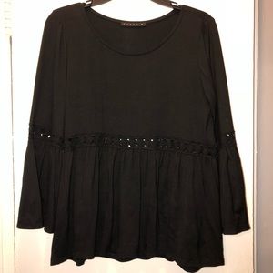 🎀NWOT Black Boho Top with trim🎀
